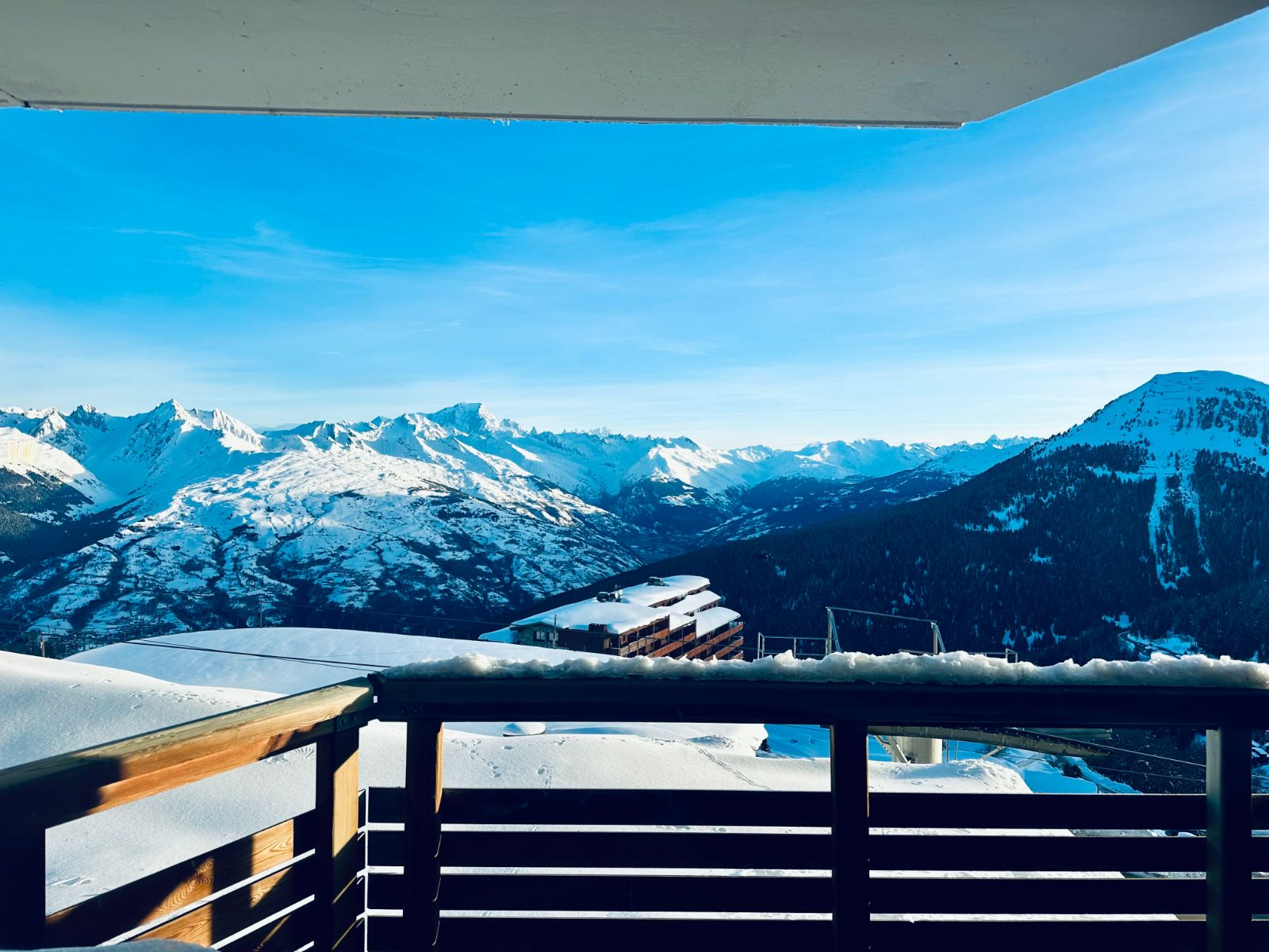 Het balkon in de sneeuw, tegenover de toppen