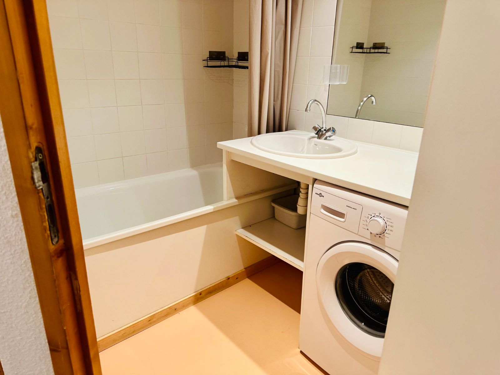 Bad mit Badewanne und Waschmaschine