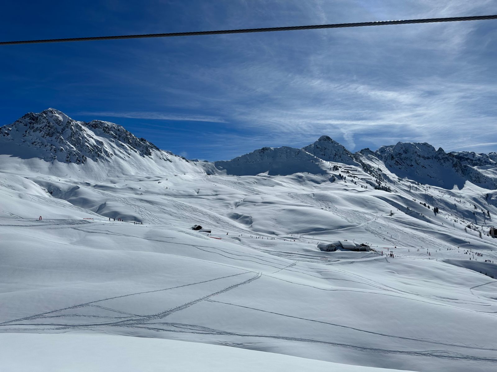 Besneeuwde piste tegenover de toppen