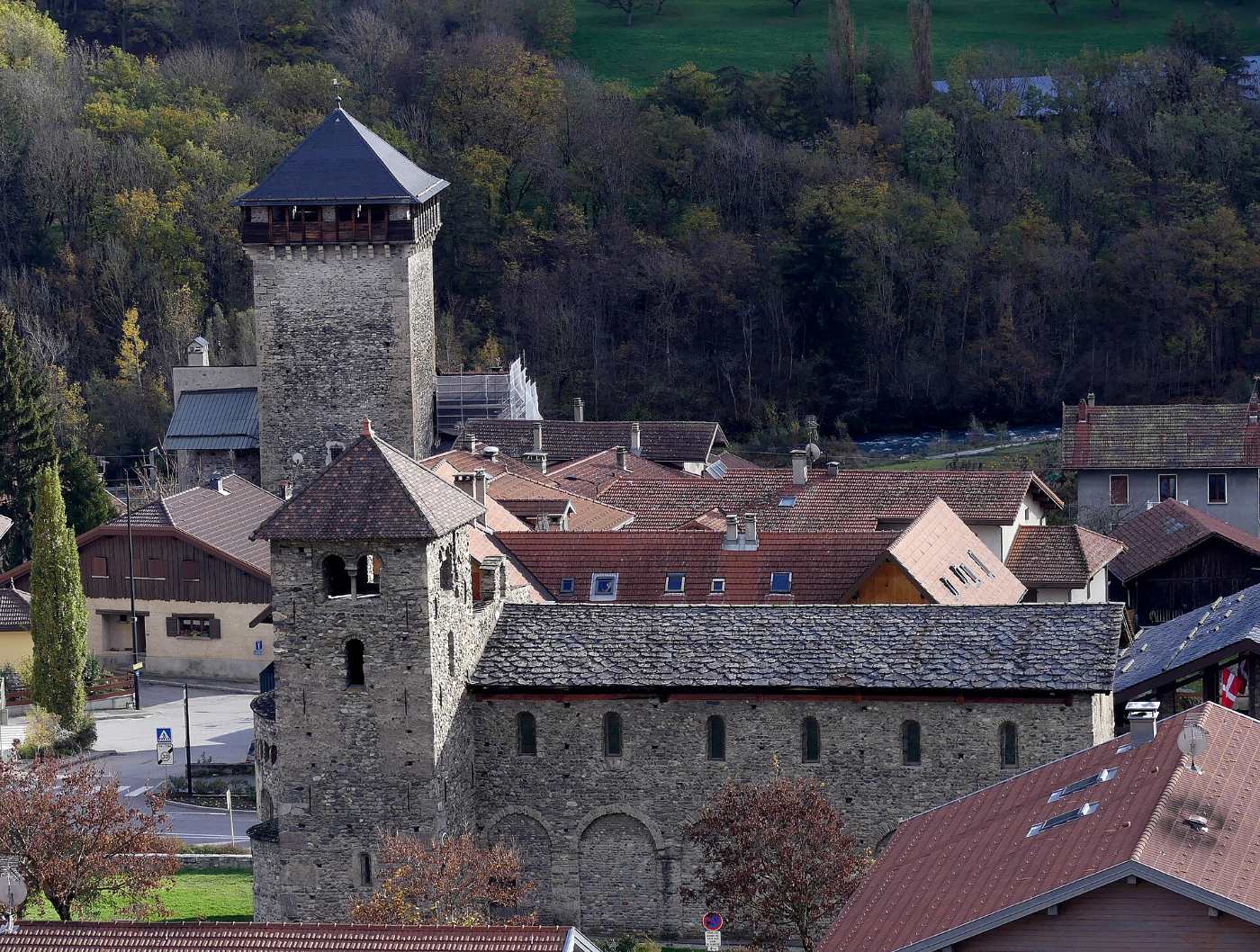 La basilica di Saint-Martin e la torre Montmayeur, ad Aime