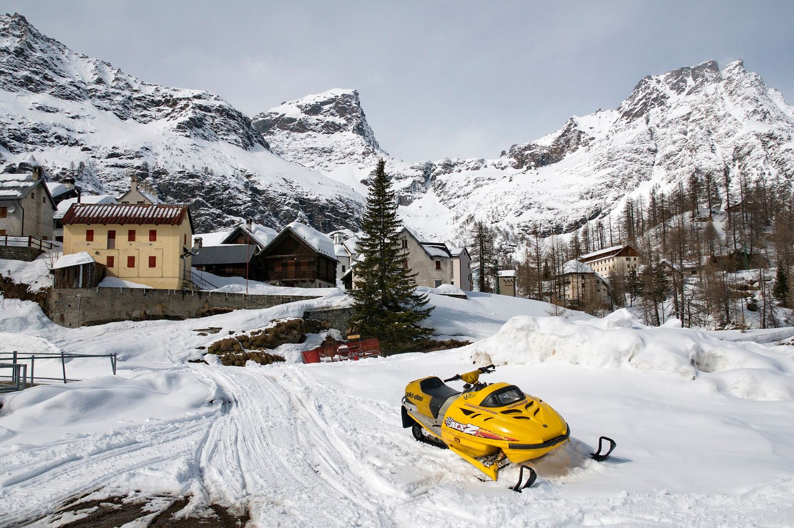 Schneemobiltour in den Bergen