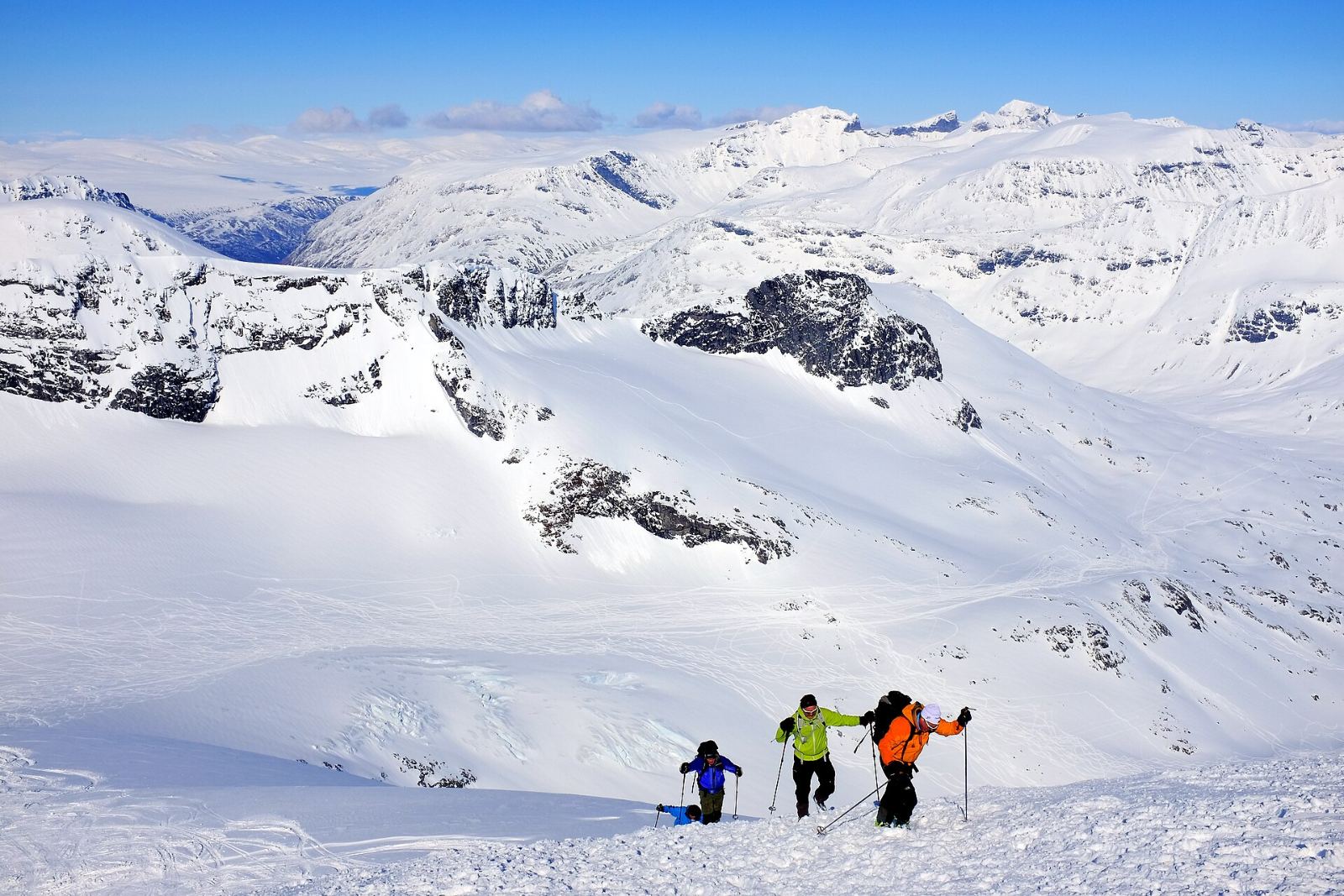 Skitourengeher auf einem verschneiten Grat